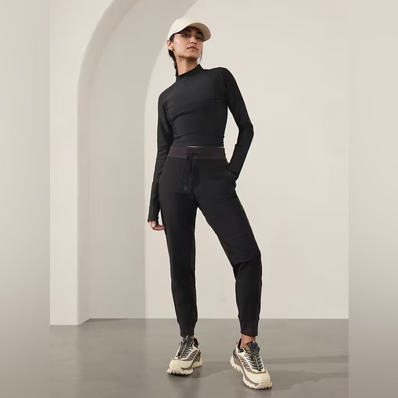 Athleta Headlands Hybrid Trek Mid Rise Jogger in Black, Size 6, EUC - Picture 1 of 13